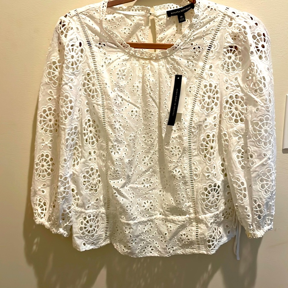 New with tags never worn banana republic medium white eyelet top. Has a side tie
